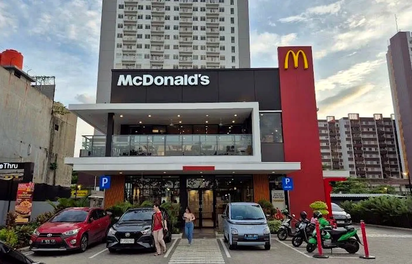 Tampak depan McDonald's Daan Mogot Jakarta Barat